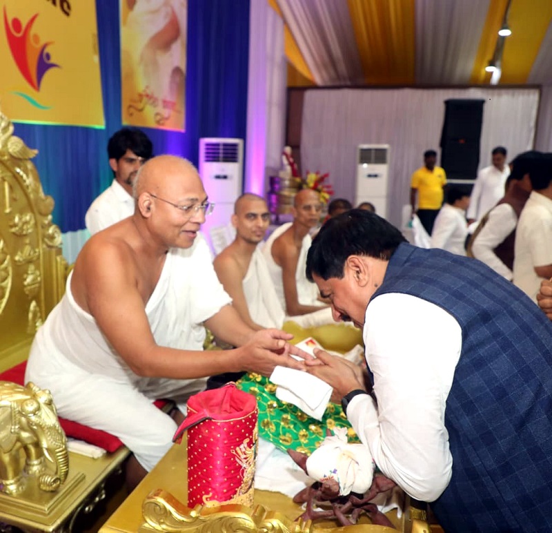 इंदौर में आचार्य विश्वरत्न सागर का शुभाशीष प्राप्त करते हुए मुख्यमंत्री डॉ. मोहन यादव