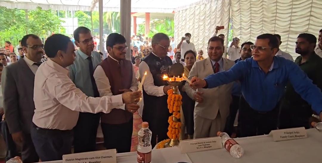 उद्घाटन करते अतिथि उद्घाटन करते अतिथि