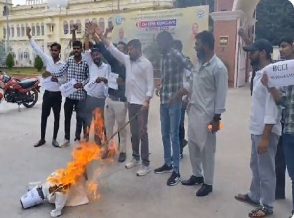 बीसीसीआई का पुतला फूंकते छात्र