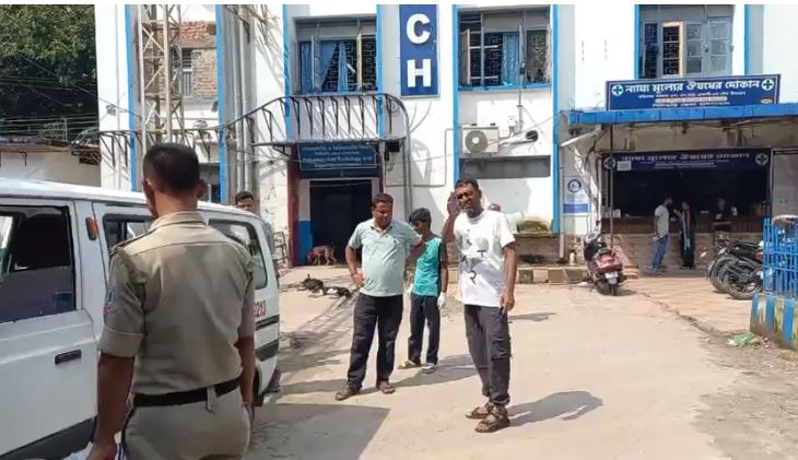 शव को अस्पताल ले जाती पुलिस