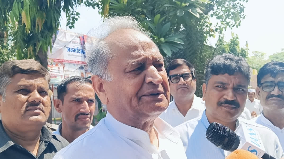 पूर्व मुख्यमंत्री अशोक गहलोत