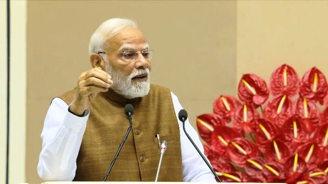 प्रधानमंत्री नरेन्द्र मोदी शुक्रवार को विज्ञान भवन में कार्यक्रम को संबोधित करते हुए
