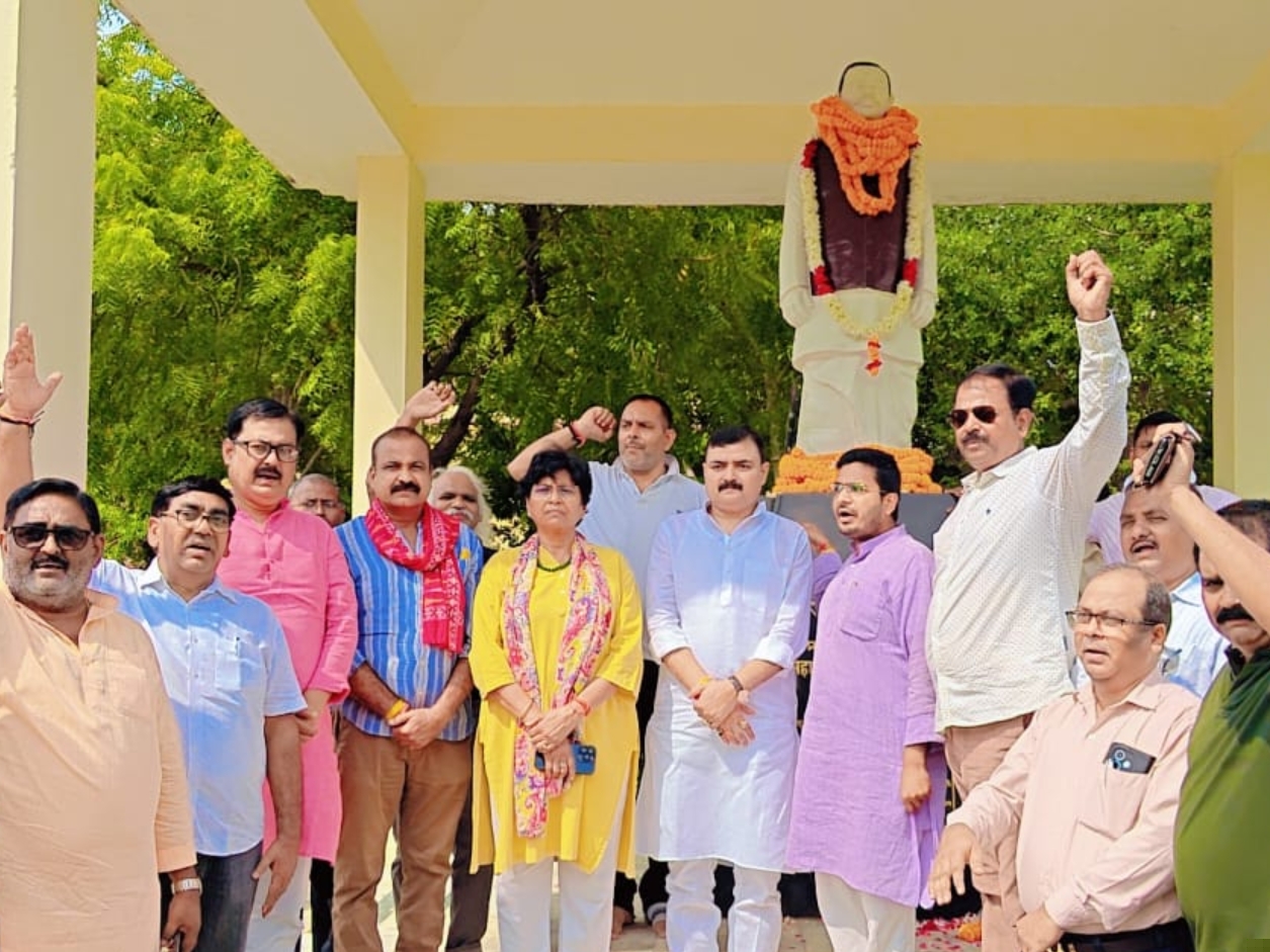 अमर सिंह उमानाथ सिंह की पुण्य तिथि पर श्रद्धांजलि देते हुए कुलपति डॉ वंदना सिंह एवं पूर्व सांसद डॉ के पी सिंह