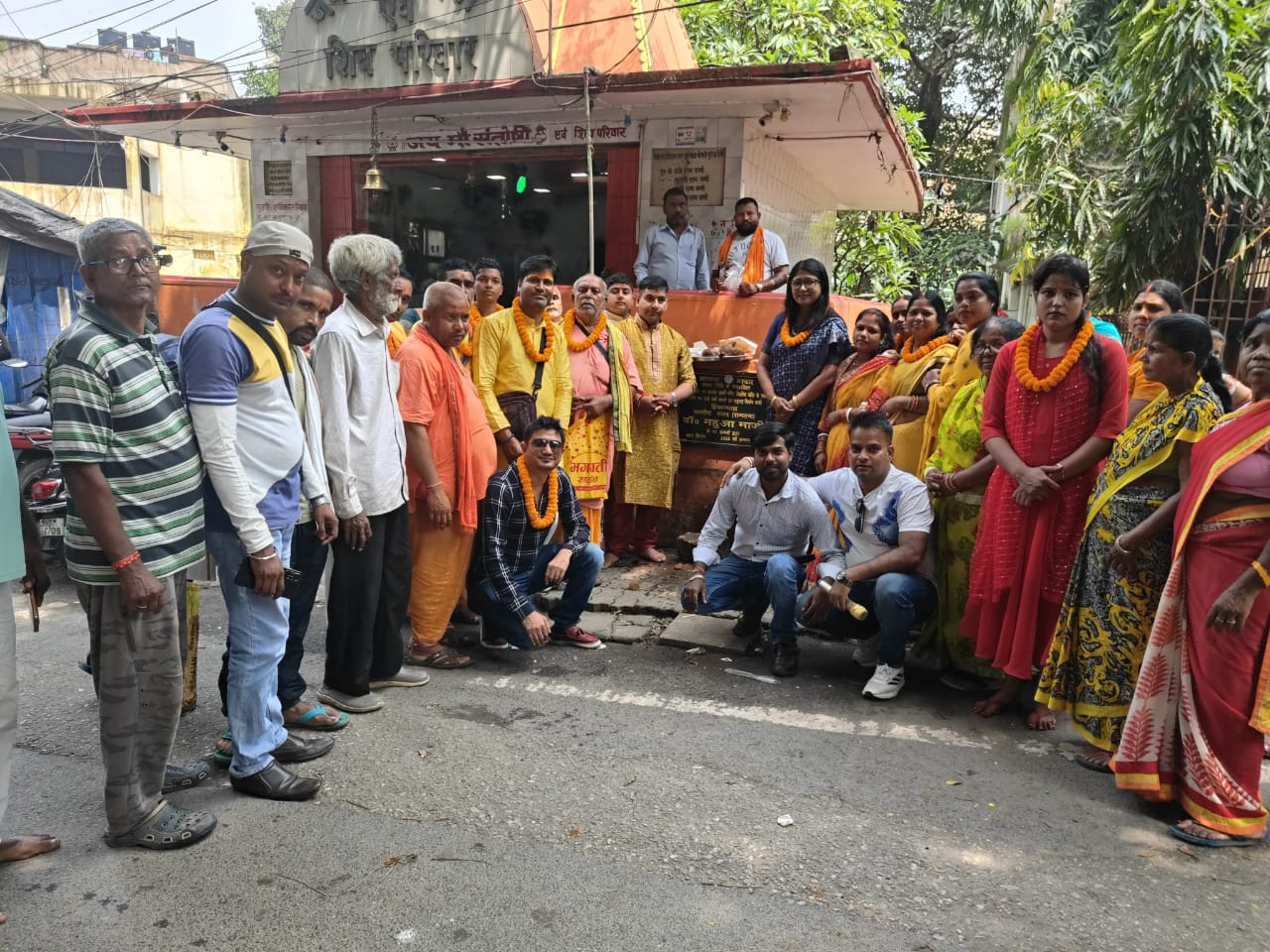शिलान्यास कार्यक्रम में रास सांसद महुआ माजी समेत अन्य शिलान्यास कार्यक्रम में रास सांसद महुआ माजी समेत अन्य