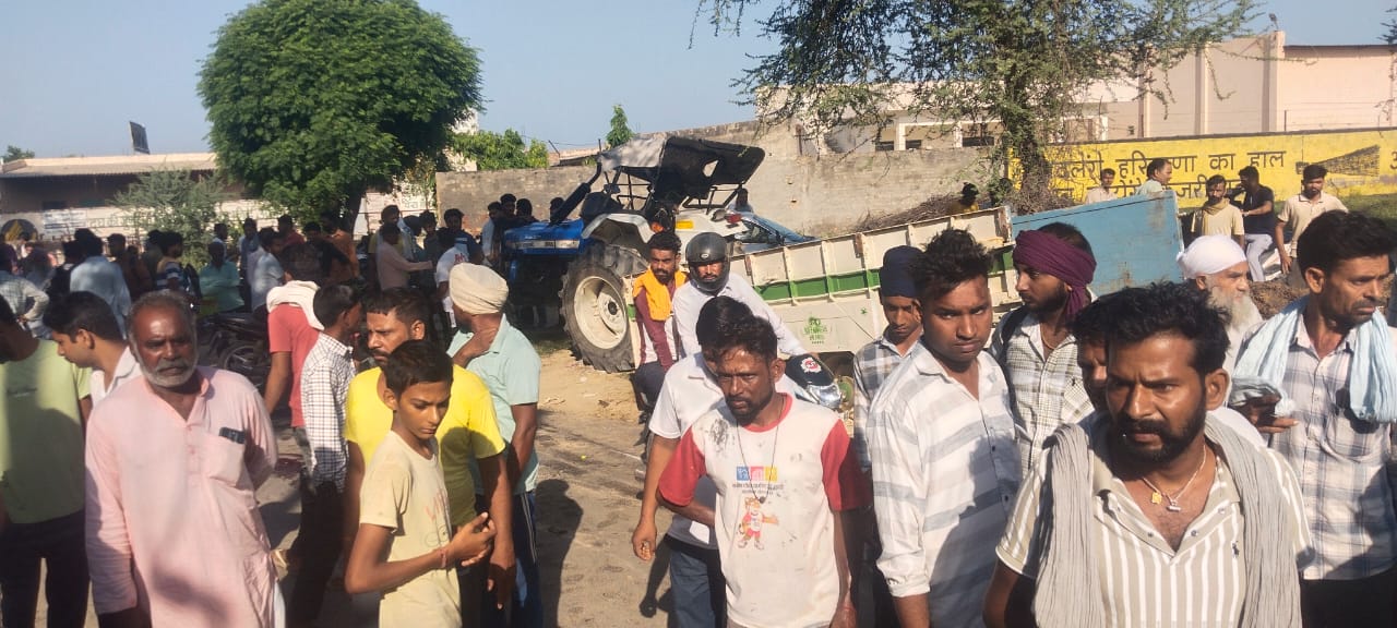 हादसे के बाद मौके पर जमा हुई भीड़।