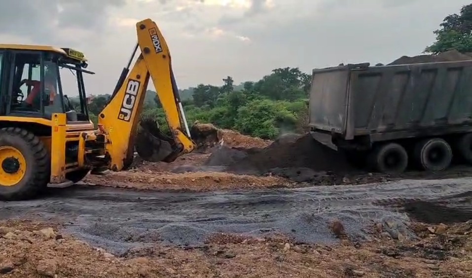 कार्रवाई करते अधिकारी कार्रवाई करते अधिकारी