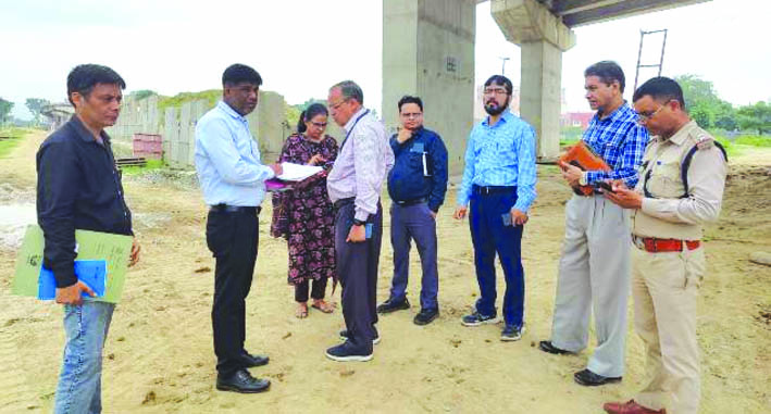 भूमि चयन के लिए निरीक्षण करते अधिकारी भूमि चयन के लिए निरीक्षण करते अधिकारी
