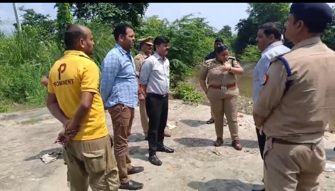 घाट का निरीक्षण करते हुए डीएम और एसपी घाट का निरीक्षण करते हुए डीएम और एसपी