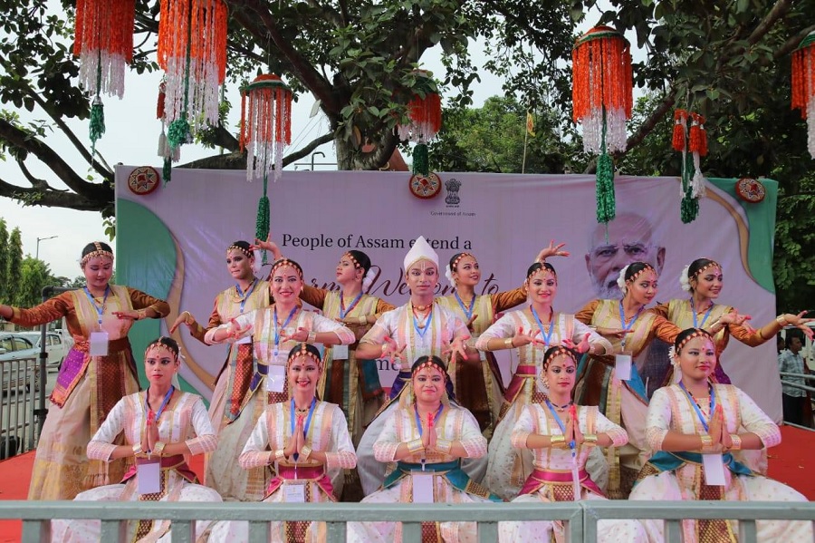 गुवाहाटी हवाई अड्डे पर प्रधानमंत्री नरेन्द्र मोदी के स्वागत में नृत्य