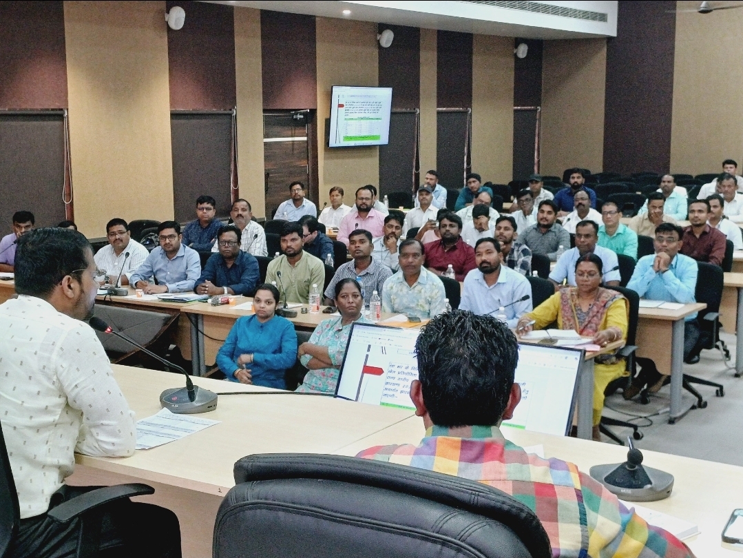 बैठक में मौजूद अधिकारी सहित अन्य बैठक में मौजूद अधिकारी सहित अन्य