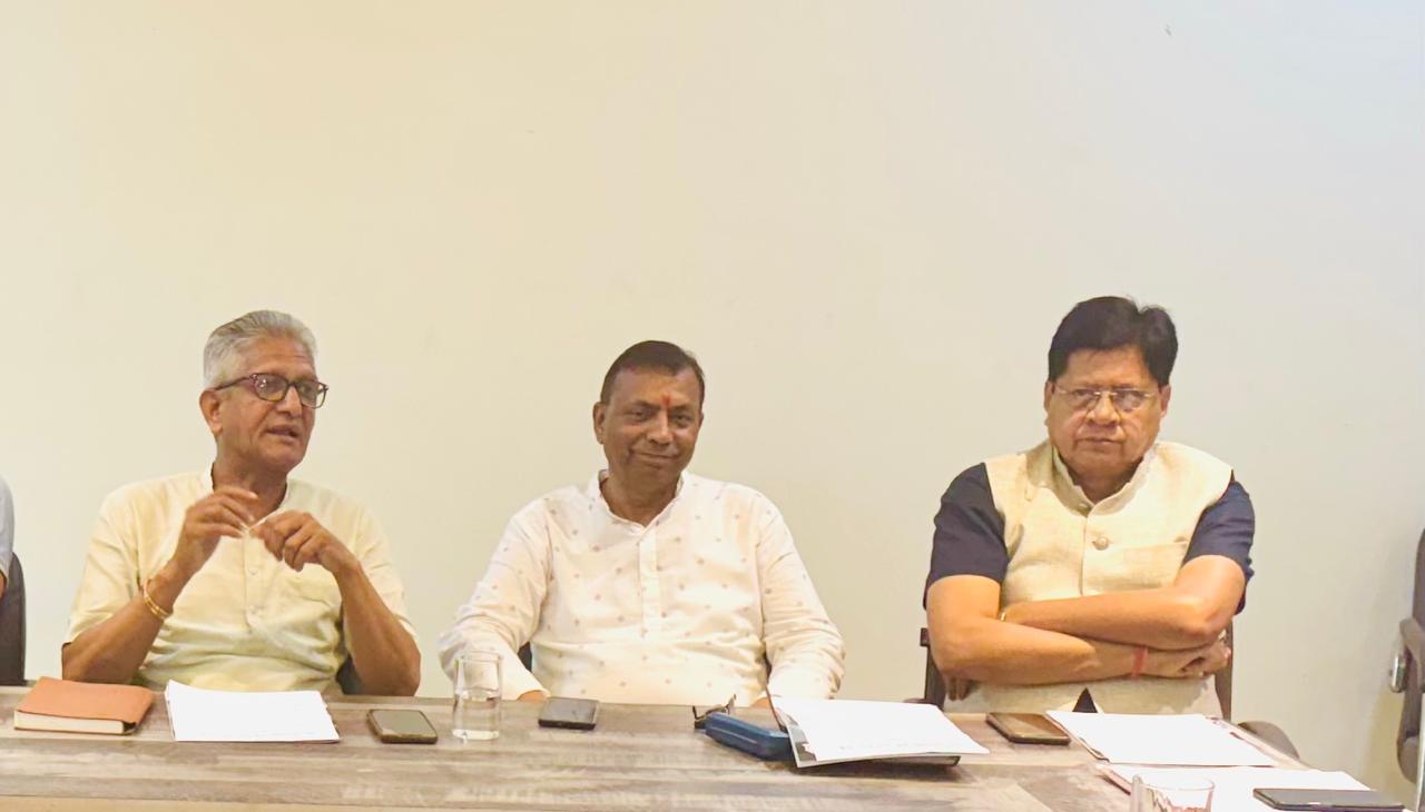माला निकेतन में आयोजित एक संक्षिप्त वार्ता को संबोधित करते आरएसएस मेरठ प्रान्त के प्रांत प्रचार प्रमुख सुरेन्द्र सिंह।