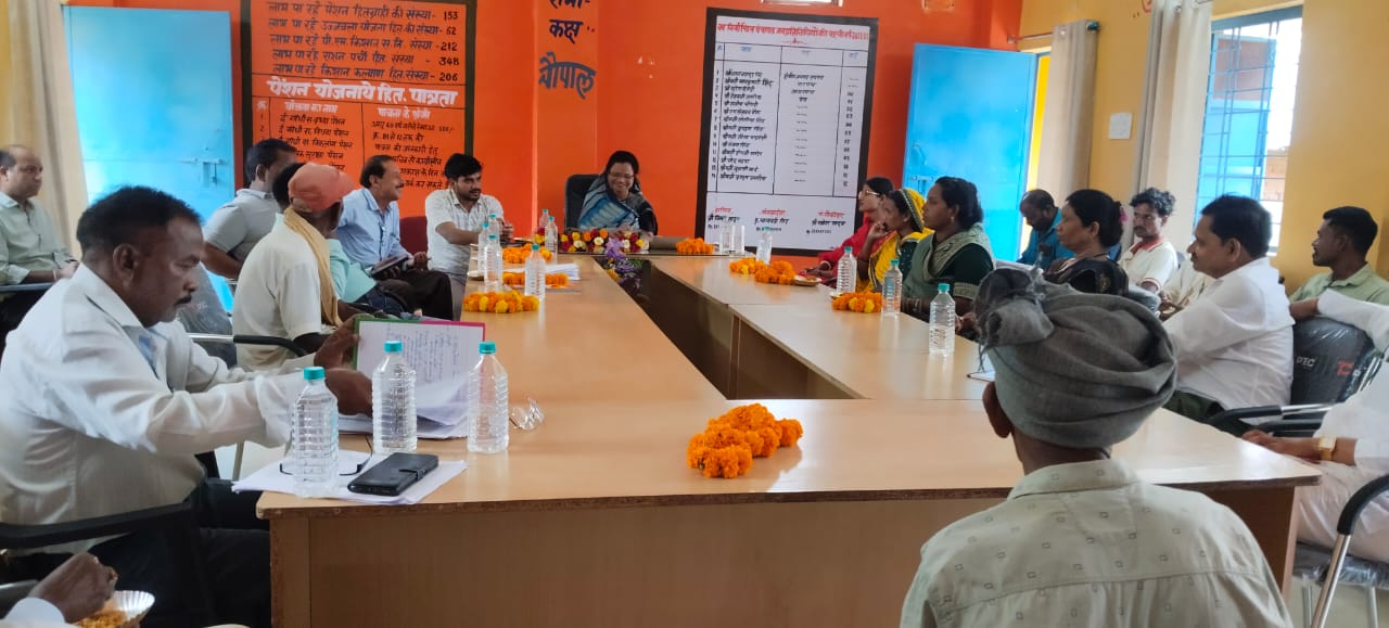 ग्रमीणाे के बीच जिला पंचायत अध्यक्ष