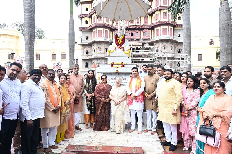 लोकमाता देवी अहिल्या बाई की प्रतिमा का जलाभिषेक लोकमाता देवी अहिल्या बाई की प्रतिमा का जलाभिषेक
