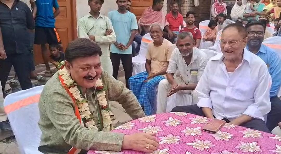 आम जनता से बातचीत करते विधायक