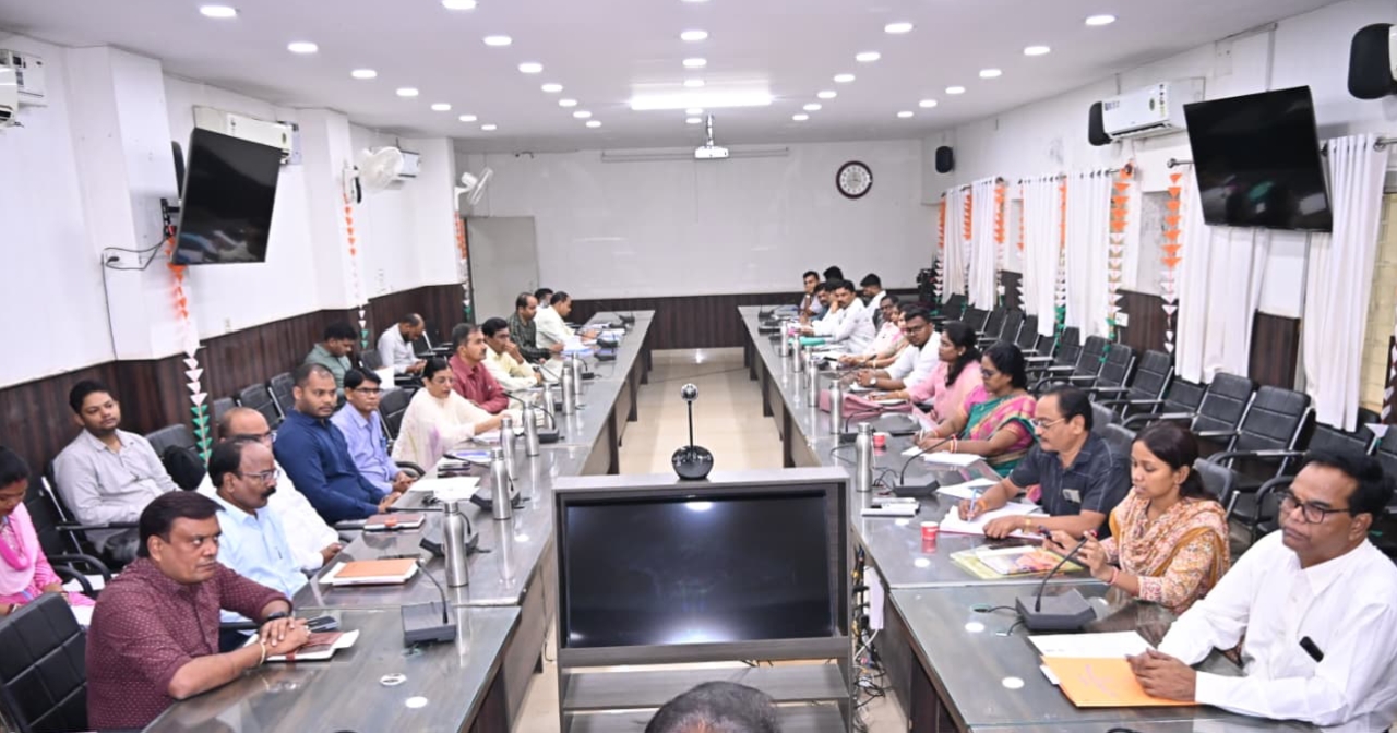 बैठक में उपस्थित जिले के अधिकारी कर्मचारी। बैठक में उपस्थित जिले के अधिकारी कर्मचारी।