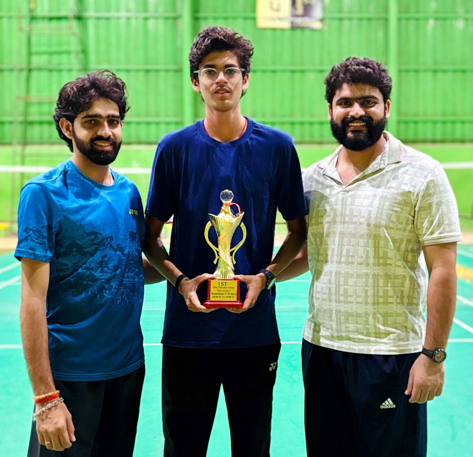 गोल्ड मैडल जीतने वाला स्वयं सैनी अपने कोच साहिल थरेजा के साथ।s गोल्ड मैडल जीतने वाला स्वयं सैनी अपने कोच साहिल थरेजा के साथ।s