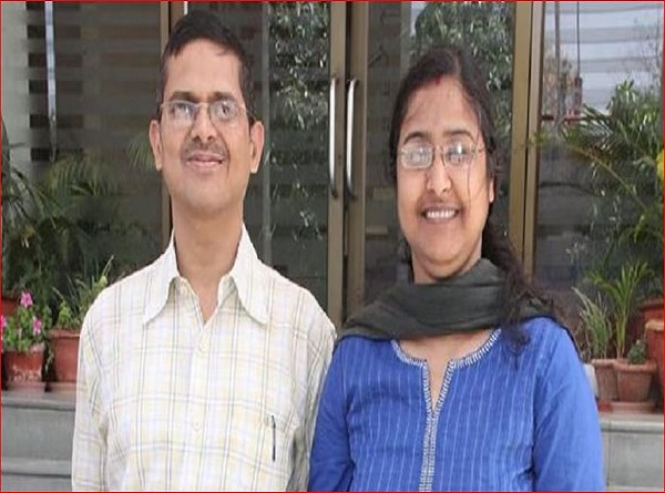 पूर्व आईपीएस अमिताभ ठाकुर उनकी पत्नी नूतन ठाकुर