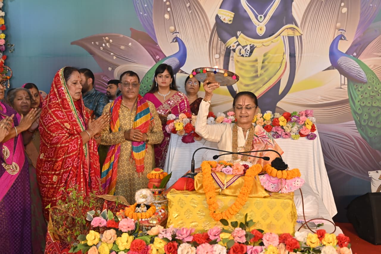 सभा में कथा सुनाती मां चैतन्य मीरा सहित सम्‍मेलन की महिलाएं