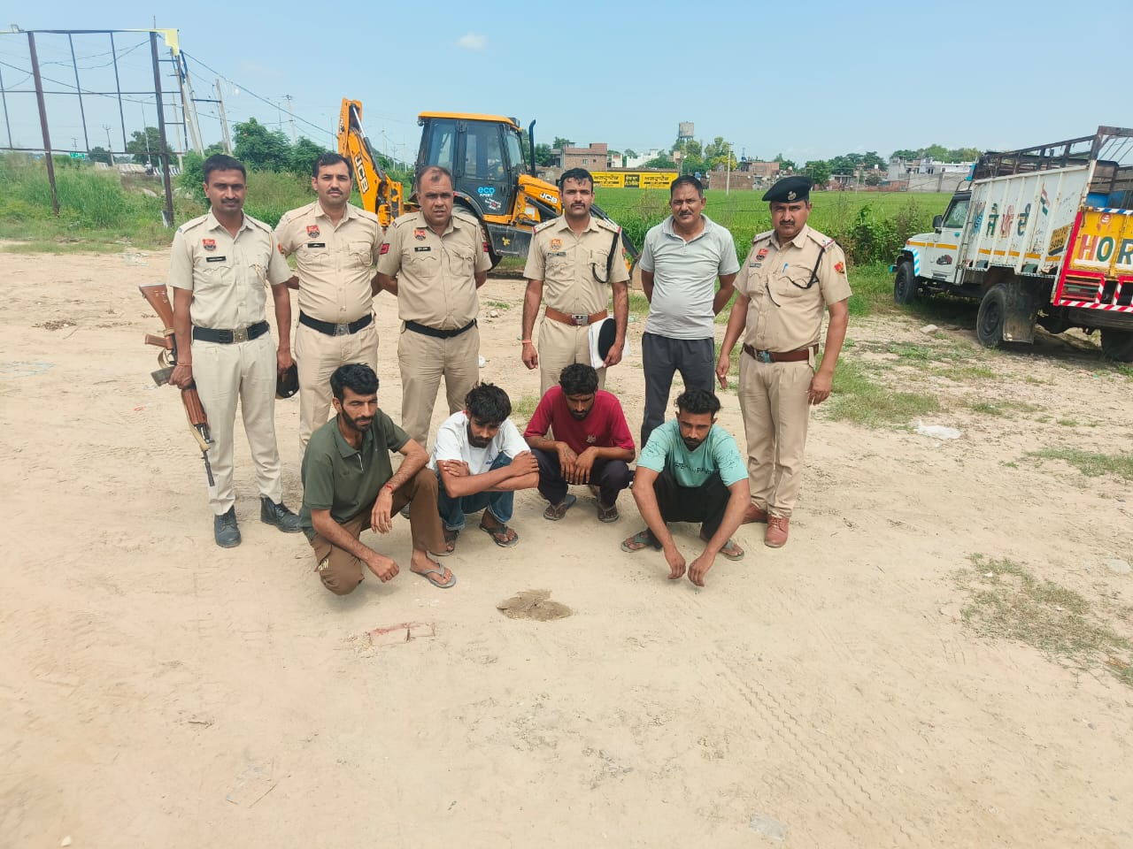 पुलिस गिरफ्त में वाहन चोरी के आरोपित।