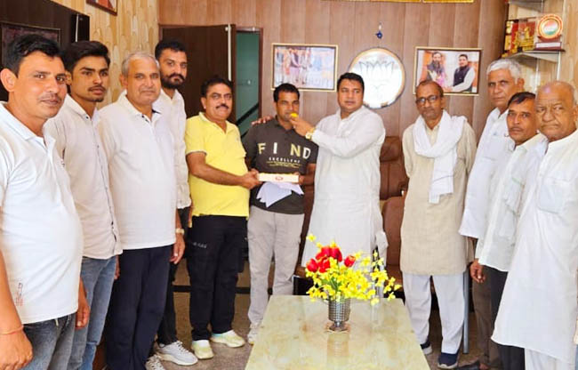 सोनीपत: भारतीय दिव्यांग क्रिकेट टीम में  जगह बनाने पर विनोद का स्वागत करते हुए