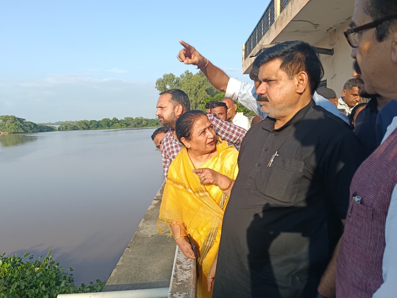 घग्घर नदी का निरीक्षण करते केंद्रीय राज्य मंत्री सतीश चंद्र दूबे। घग्घर नदी का निरीक्षण करते केंद्रीय राज्य मंत्री सतीश चंद्र दूबे।