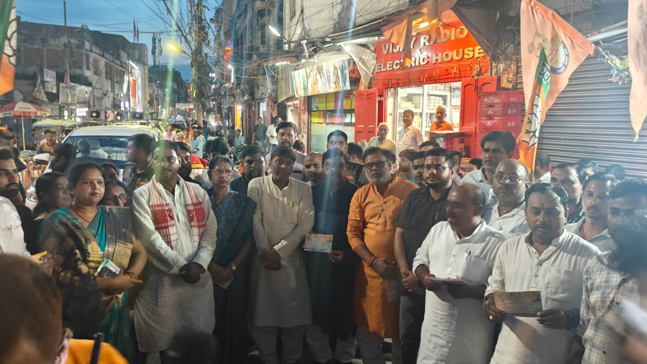 आमंत्रण पत्र वितरण करते हुए भाजपाई