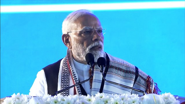 प्रधानमंत्री नरेन्द्र मोदी शनिवार को इम्फाल में जनसभा को संबोधित करते हुए