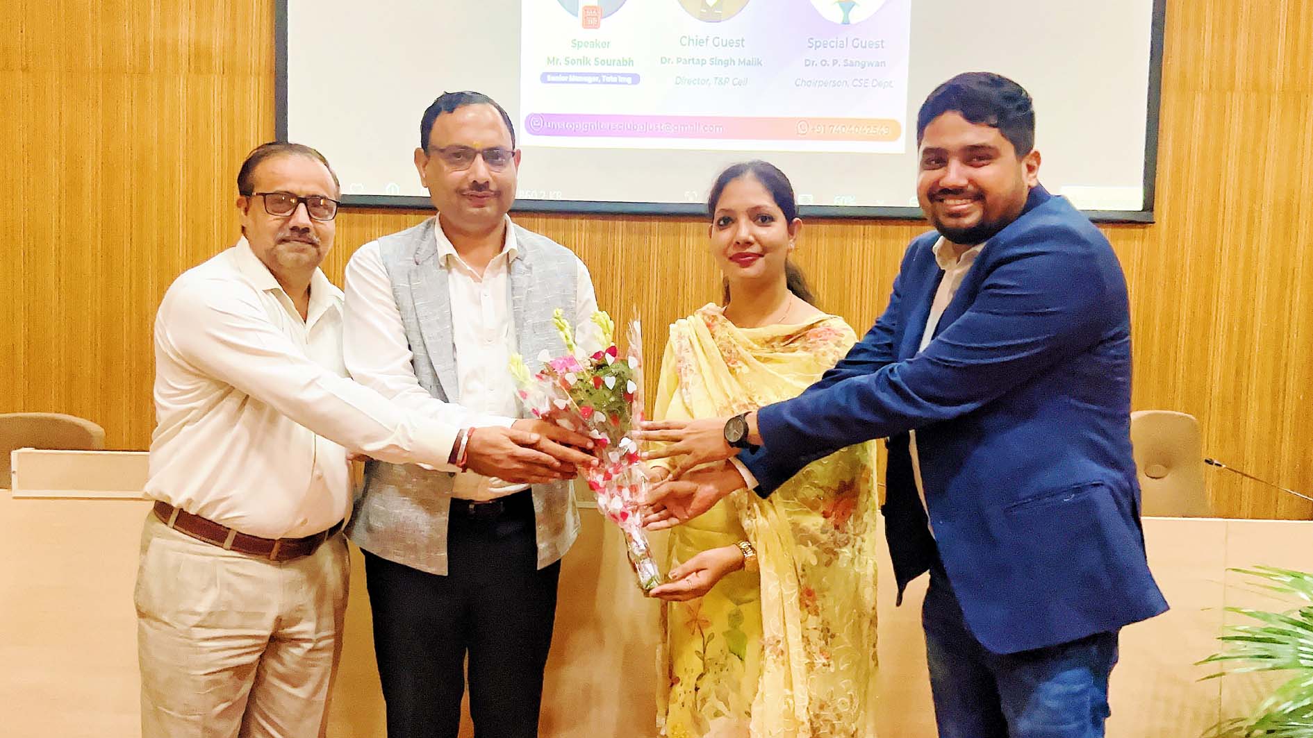 कार्यक्रम में मुख्यातिथि डा. प्रताप सिंह को सम्मानित करते विभागाध्यक्ष प्रो. ओमप्रकाश सांगवान।
