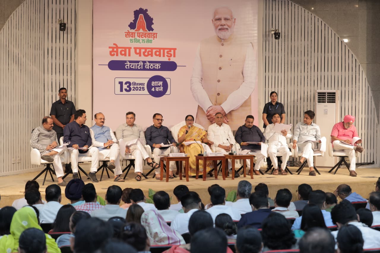 दिल्ली सचिवालय में शनिवार को सेवा पखवाड़े की तैयारी को लेकर आयोजित बैठक को संबोधित करती मुख्यमंत्री रेखा गुप्ता दिल्ली सचिवालय में शनिवार को सेवा पखवाड़े की तैयारी को लेकर आयोजित बैठक को संबोधित करती मुख्यमंत्री रेखा गुप्ता