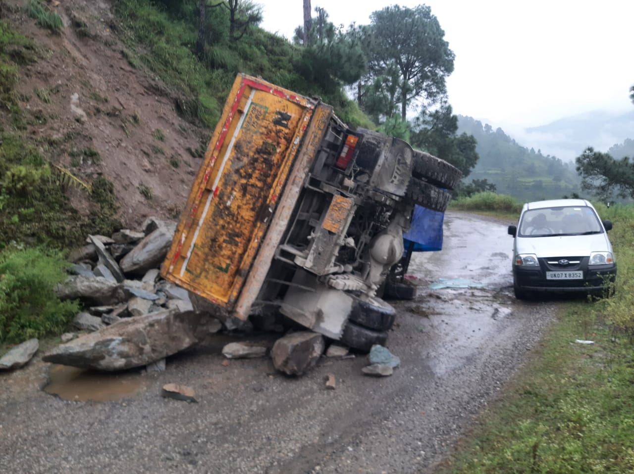 कोटधार मोटर मार्ग में डंपर दुर्घटनाग्रस्त, बड़ा हादसा टला। कोटधार मोटर मार्ग में डंपर दुर्घटनाग्रस्त, बड़ा हादसा टला।