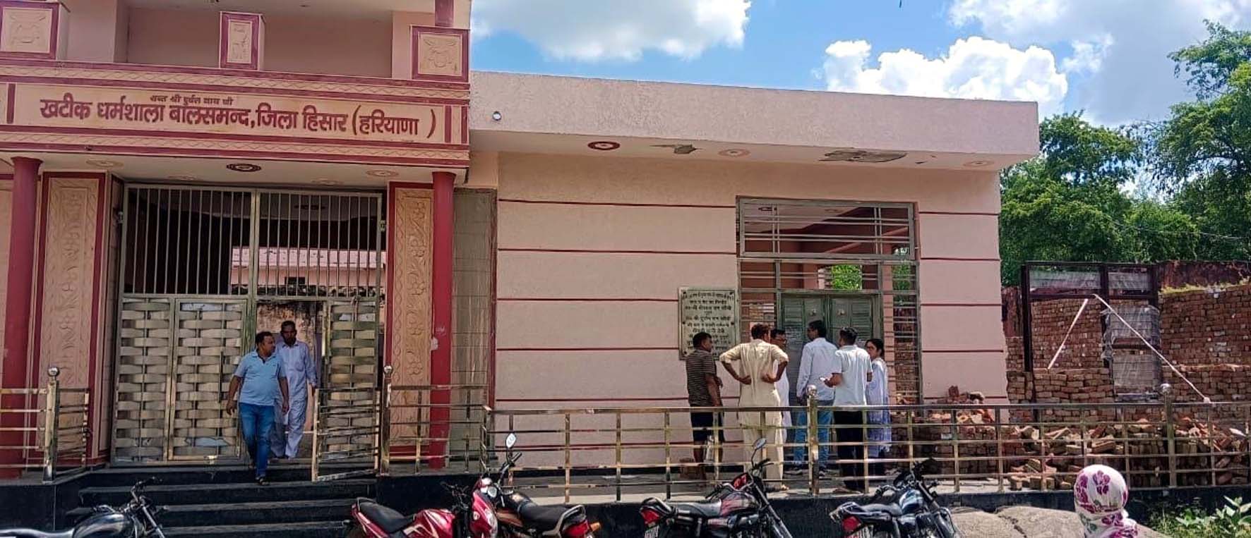 जांच करती सीएम फ्लाइंग टीम। जांच करती सीएम फ्लाइंग टीम।