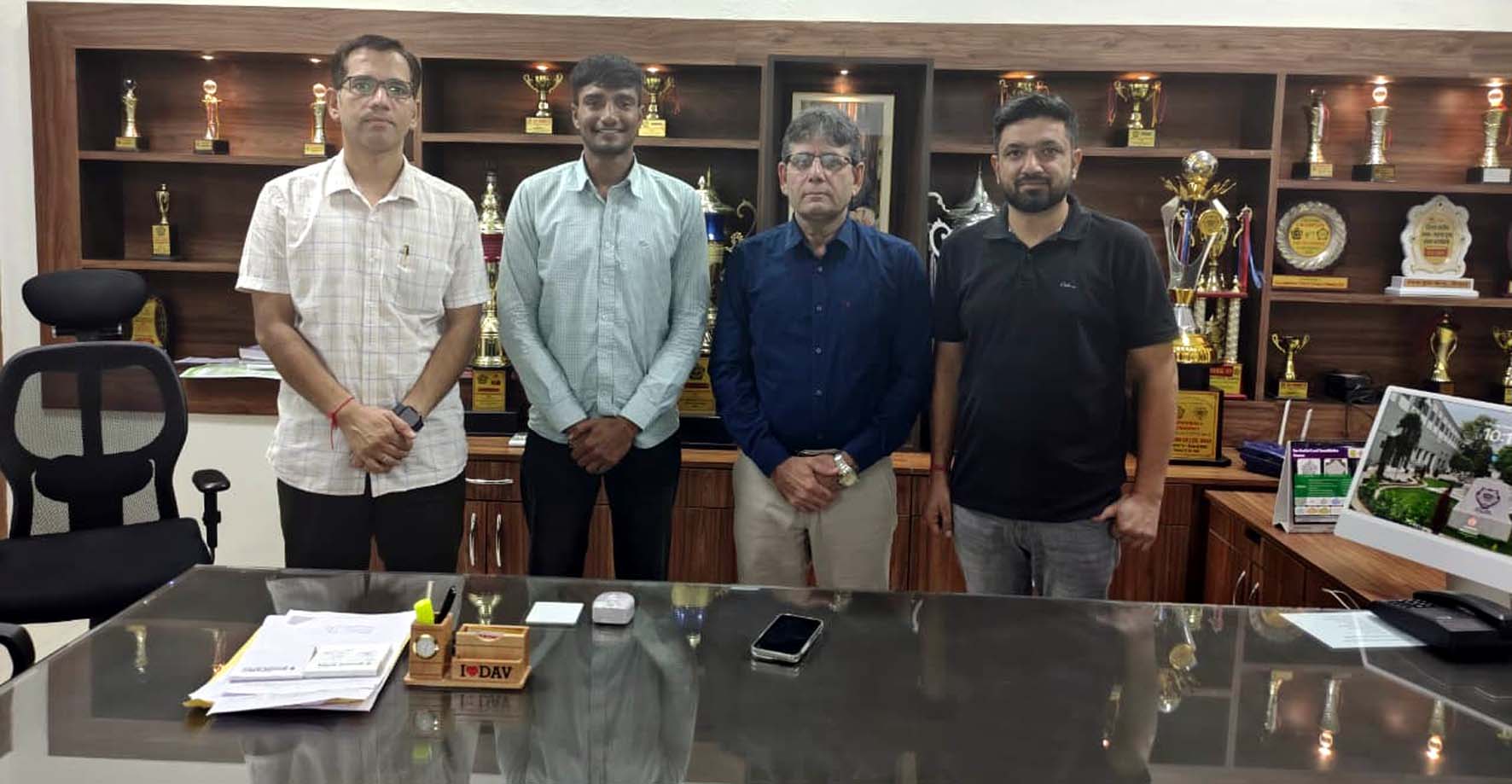 छात्र प्रवेश कुमार का सम्मान करते प्राचार्य व अन्य।