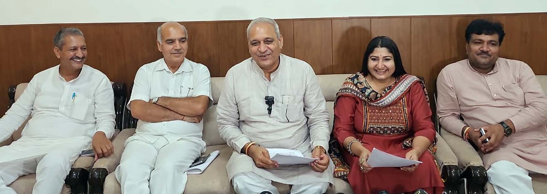 पत्रकारवार्ता को संबोधित करते कैबिनेट मंत्री रणबीर सिंह गंगवा।