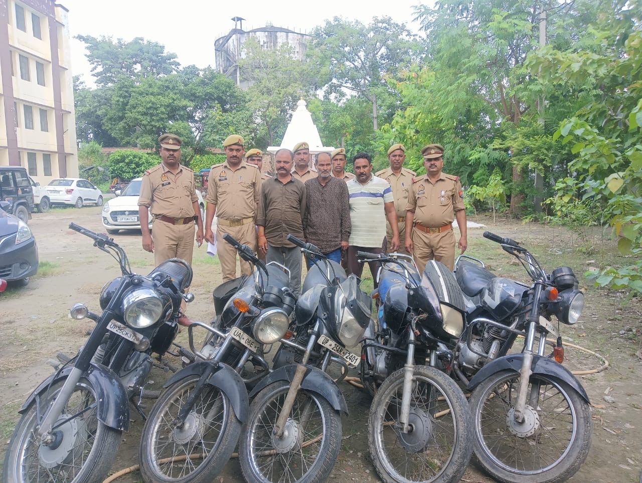 थाना बहेड़ी पुलिस टीम के साथ चोरी की मोटरसाइकिलों समेत पकड़े गए तीन शातिर अभियुक्त।