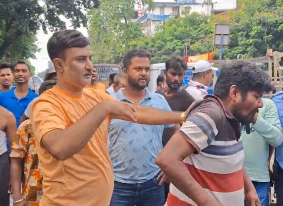 आरोपी को पकड़कर पिटाई करते लोग आरोपी को पकड़कर पिटाई करते लोग