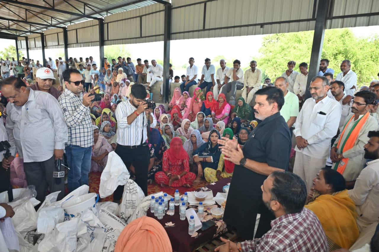 प्रभावित ग्रामीणों को रिलिफ किट वितरित करते। प्रभावित ग्रामीणों को रिलिफ किट वितरित करते।