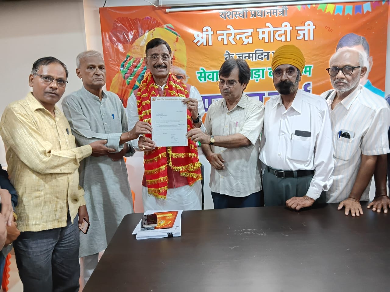 ज्ञापन सौंपने के दौरान एसोशिएशन के सदस्यगण ज्ञापन सौंपने के दौरान एसोशिएशन के सदस्यगण