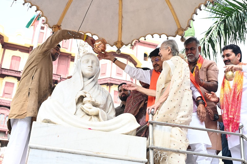 मंत्री प्रहलाद पटेल ने लोकमाता देवी अहिल्या बाई की प्रतिमा का किया जलाभिषेक मंत्री प्रहलाद पटेल ने लोकमाता देवी अहिल्या बाई की प्रतिमा का किया जलाभिषेक