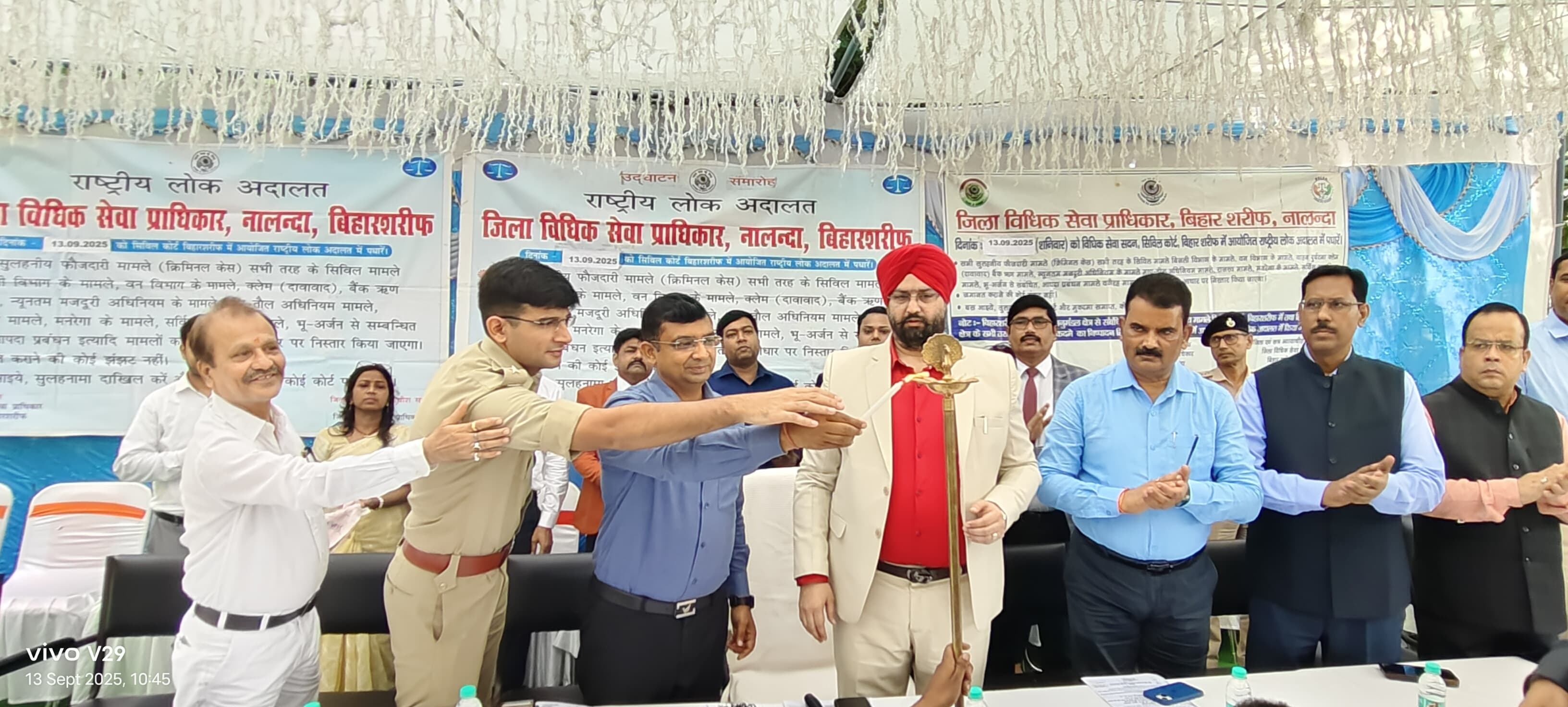 कार्यक्रम की शुभारंभ में शामिल अधिकारी कार्यक्रम की शुभारंभ में शामिल अधिकारी