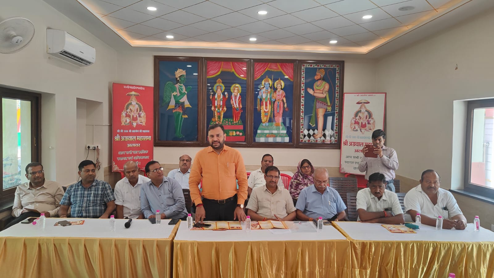 अलवर। प्रेस वार्ता में मौजूद समाज के लोग. अलवर। प्रेस वार्ता में मौजूद समाज के लोग.