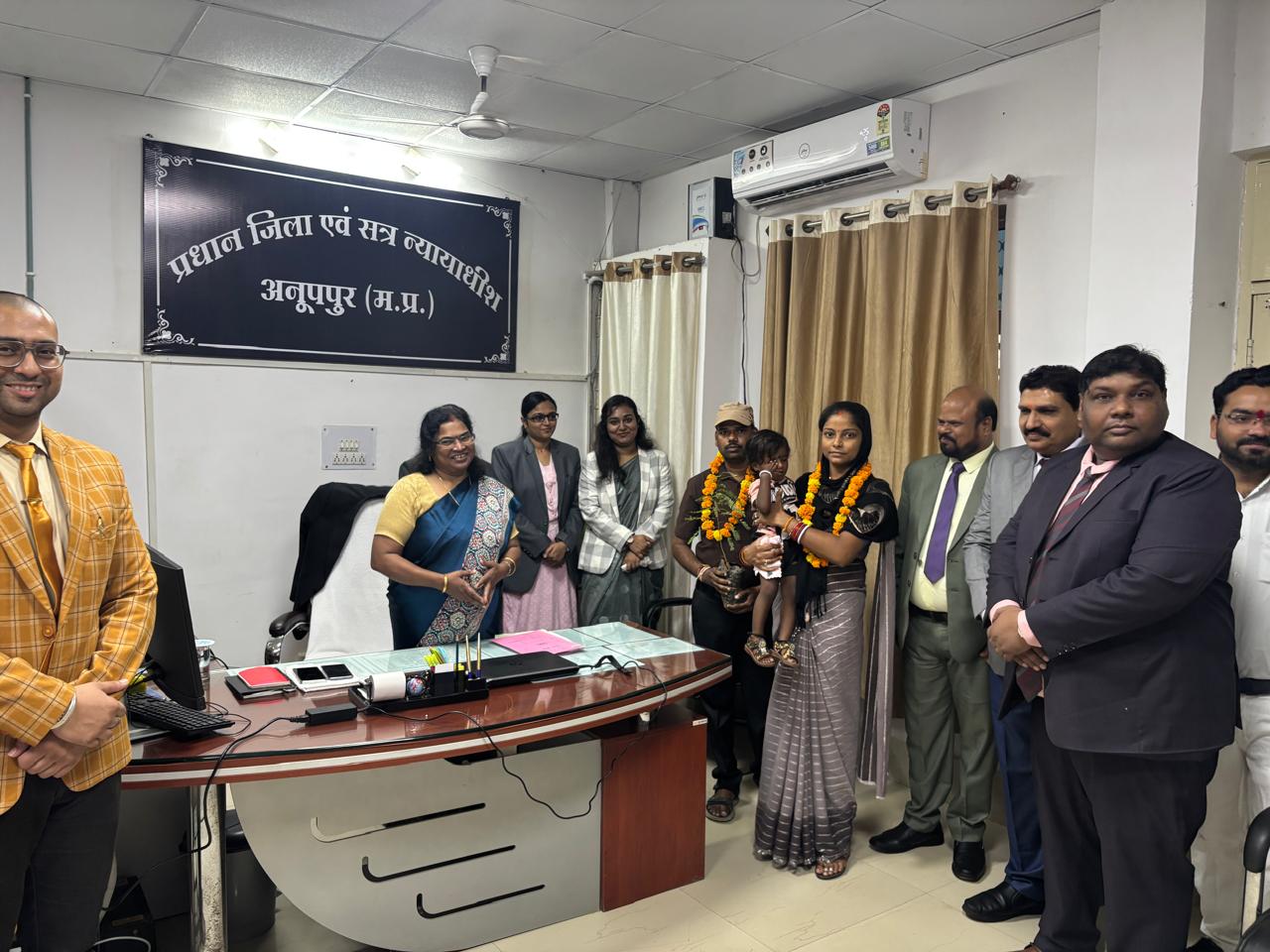 पति पत्नी राजी खुशी एक दूसरे काे माला पहनाते हुए पति पत्नी राजी खुशी एक दूसरे काे माला पहनाते हुए