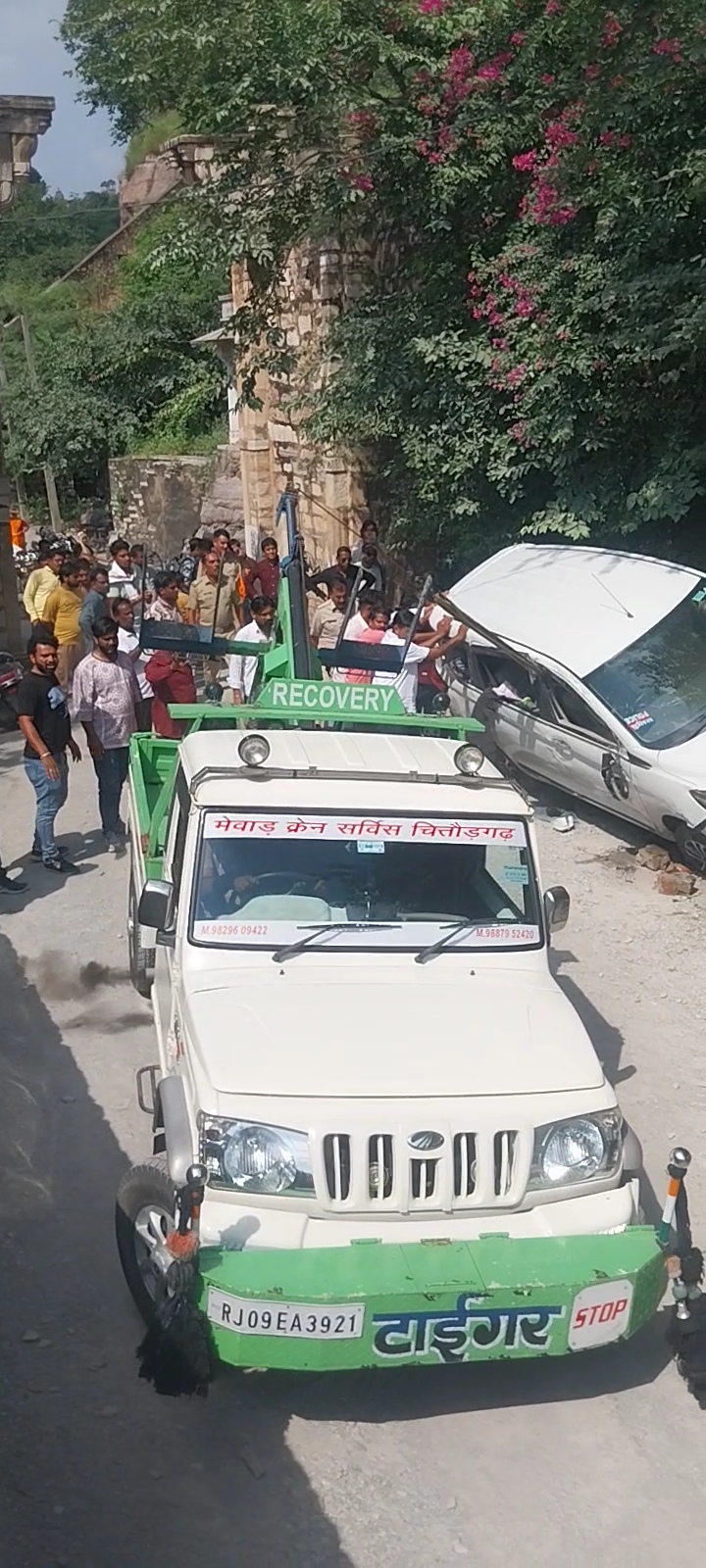 चित्तौड़ दुर्ग पर पर्यटकों की पलटी कार को क्रेन की सहायता से सही किया गया।