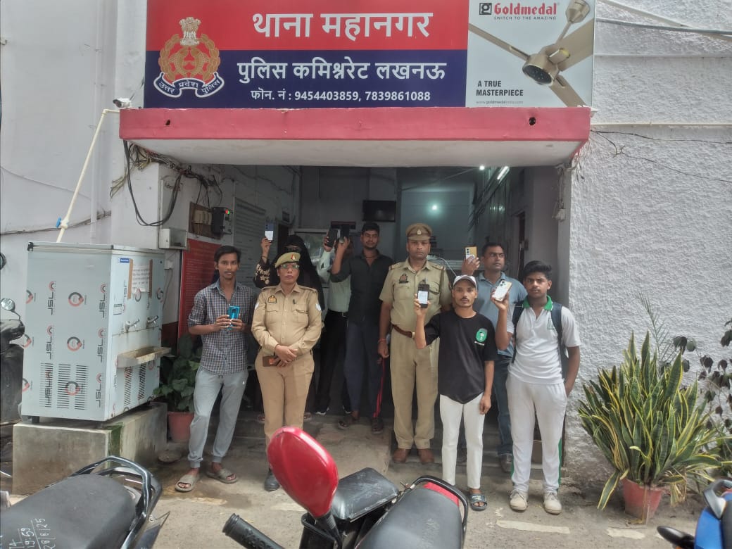 खोया मोबाइल पाकर खुश हुए स्वामी