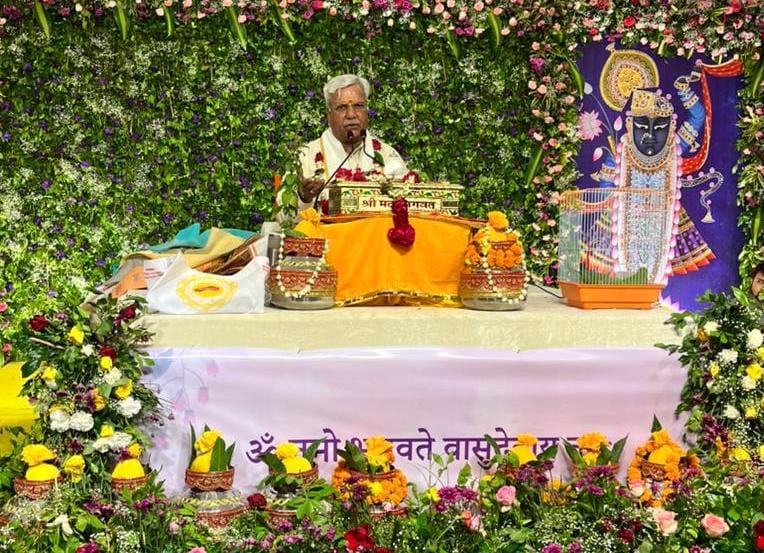 राही होटल में आयोजित हो रही श्रीमदभागवत कथा का रसपान कराते कथा व्यास। राही होटल में आयोजित हो रही श्रीमदभागवत कथा का रसपान कराते कथा व्यास।
