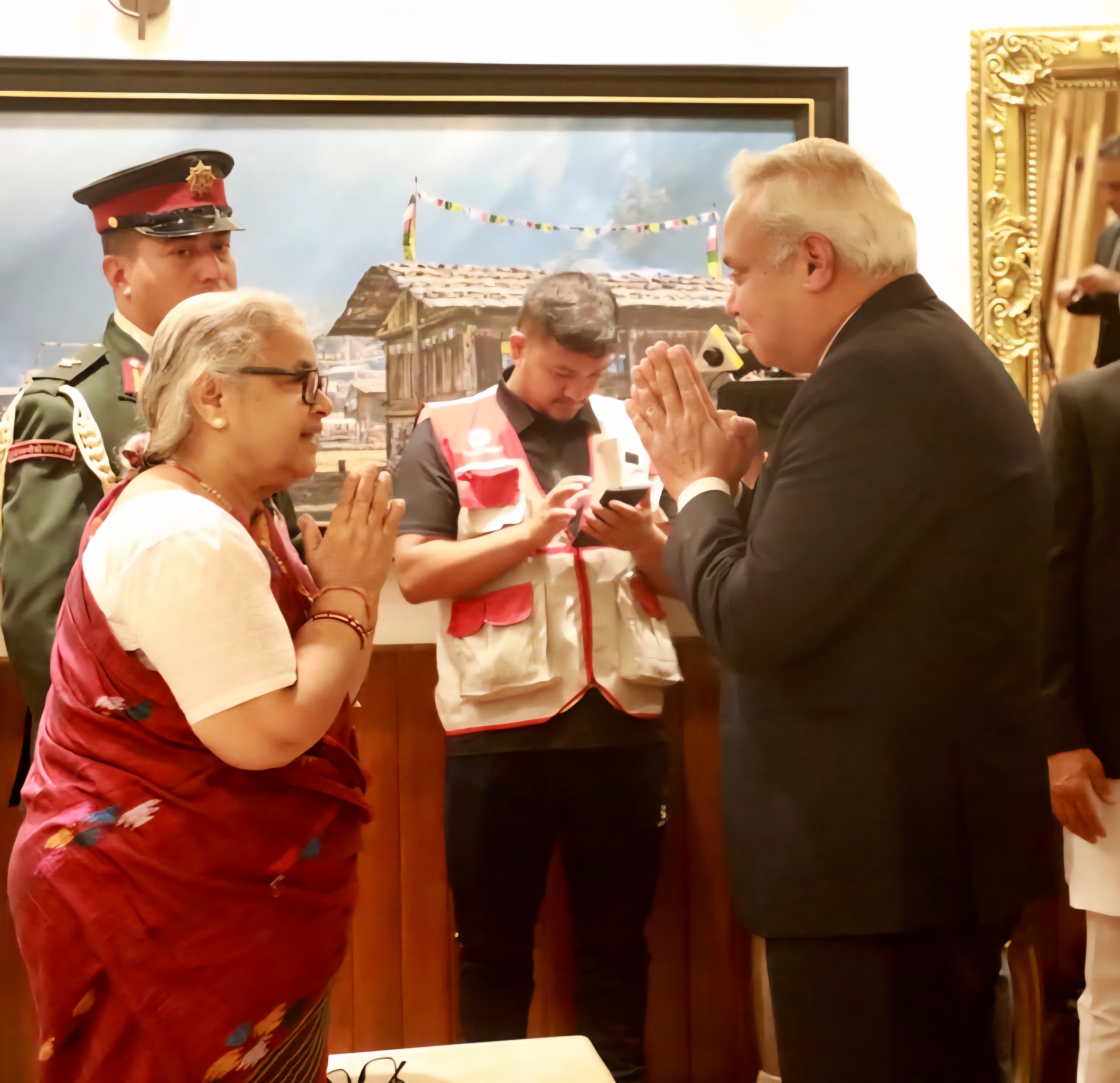 सुशीला कार्की से मुलाकात करते भारतीय राजदूत सुशीला कार्की से मुलाकात करते भारतीय राजदूत