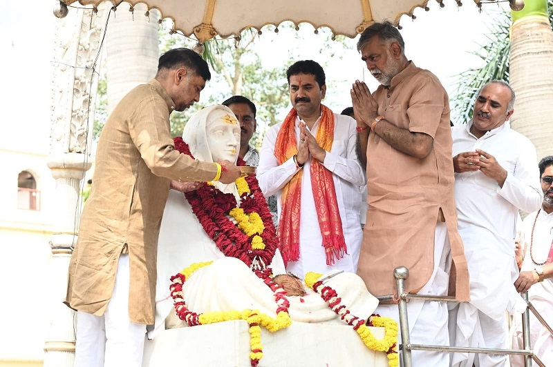 मंत्री प्रहलाद पटेल ने लोकमाता देवी अहिल्या बाई की प्रतिमा का किया जलाभिषेक मंत्री प्रहलाद पटेल ने लोकमाता देवी अहिल्या बाई की प्रतिमा का किया जलाभिषेक