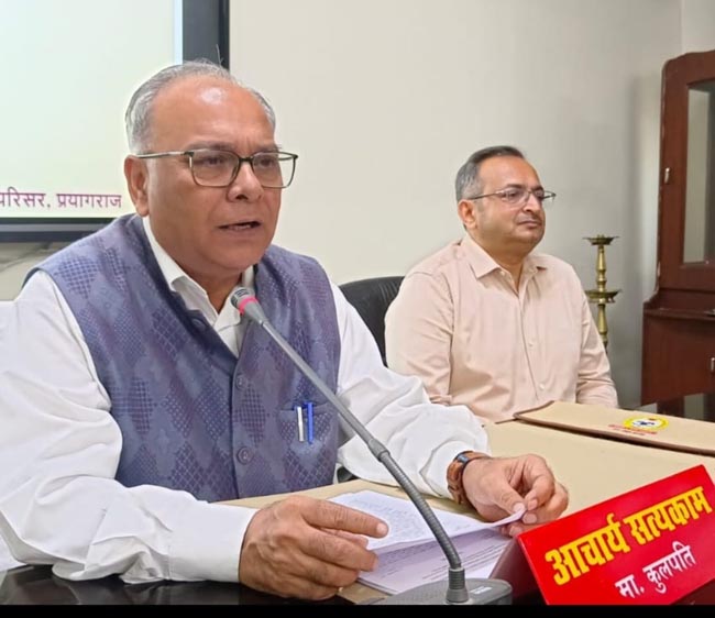 प्रेस वार्ता करते कुलपति