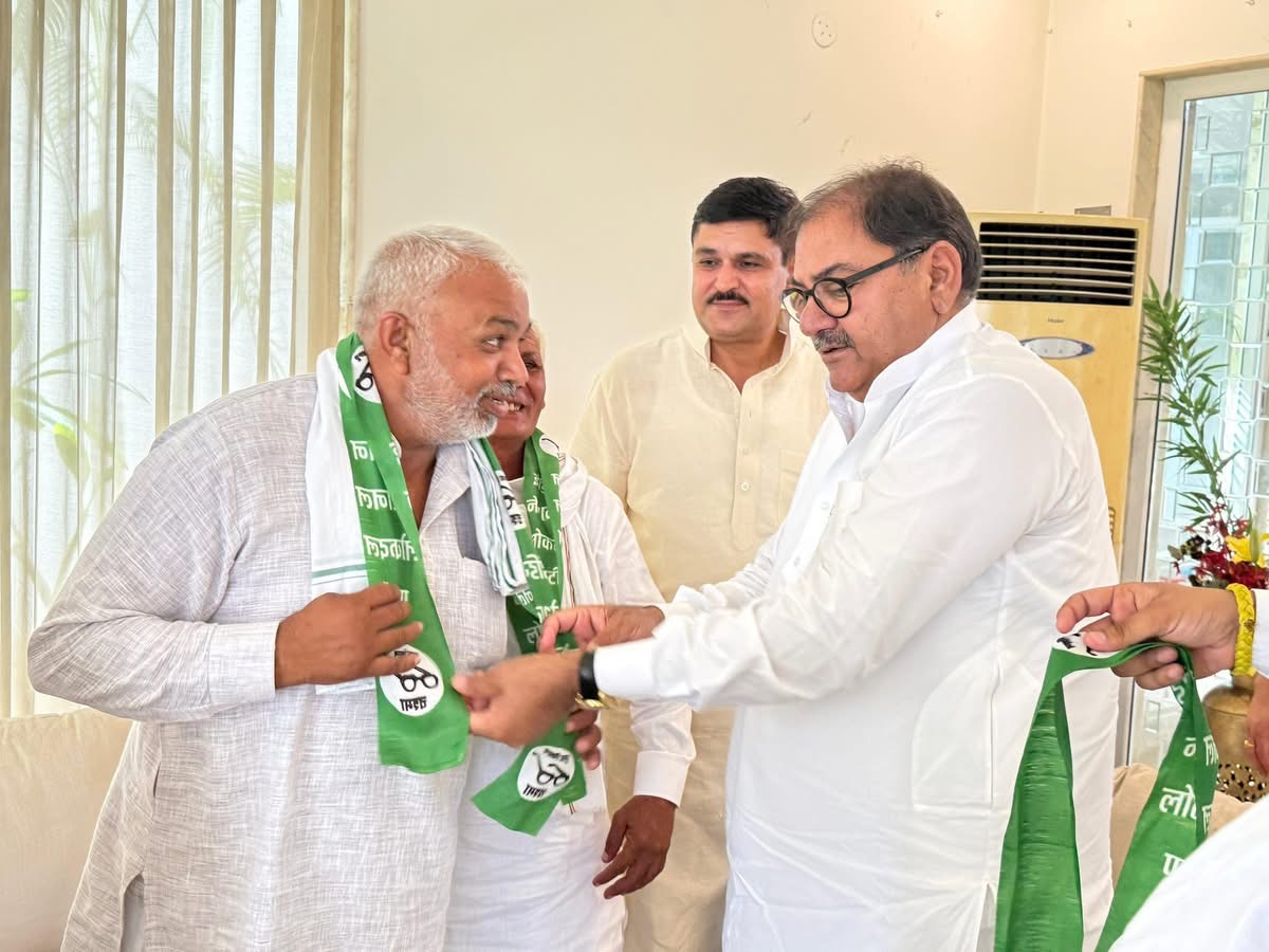 फोटो कैप्शनः इनेलो में शामिल करते अभय चैटाला। ---------