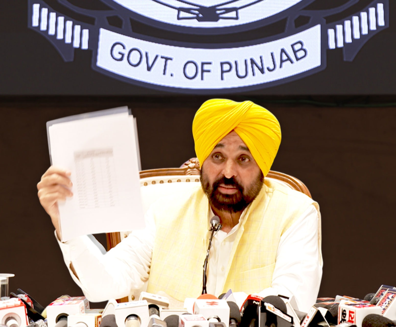 पंजाब के मुख्यमंत्री भगवंत मान चंडीगढ़ में पत्रकाराें से बातचीत करते हुए