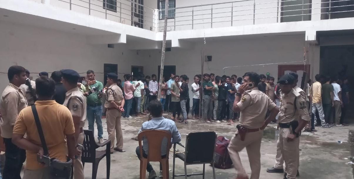 रेस्क्यू करती पुलिस टीम